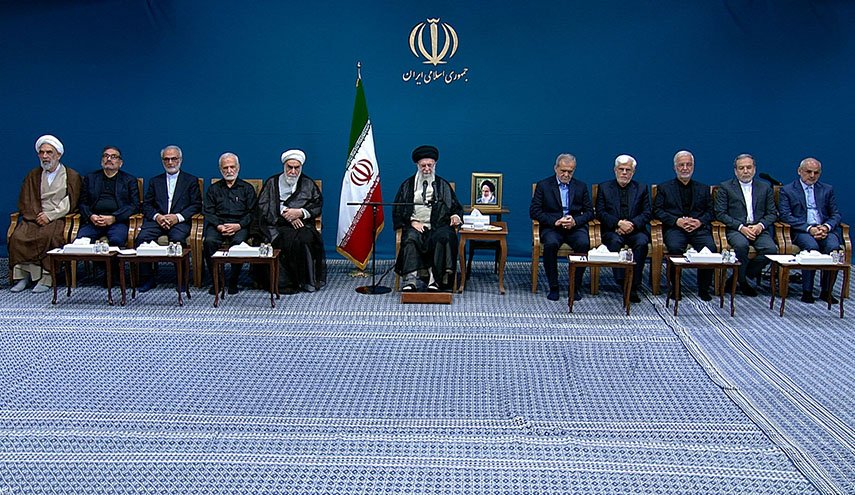 قائد الثورة الاسلامية يستقبل رئيس الجمهورية وأعضاء الحكومة الـ14