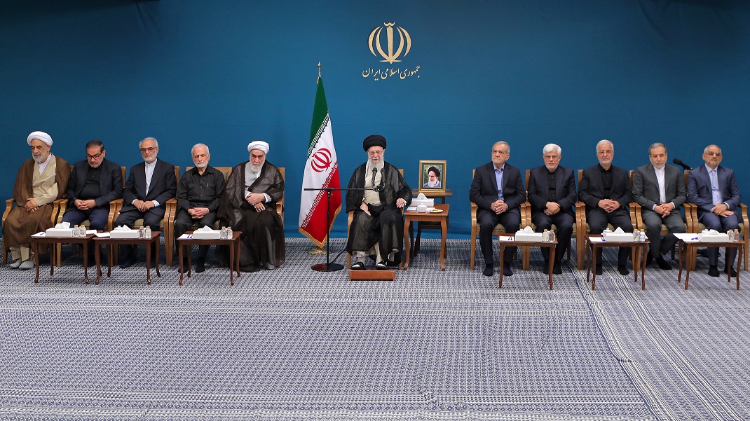 رهبر انقلاب: حل مسئله گرانی و تورم، اولویت است