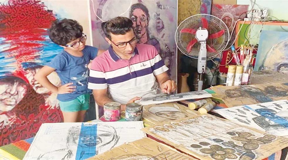 فنان تشكيلي فلسطيني  يرسم معاناة شعبه على الصناديق الكرتونية