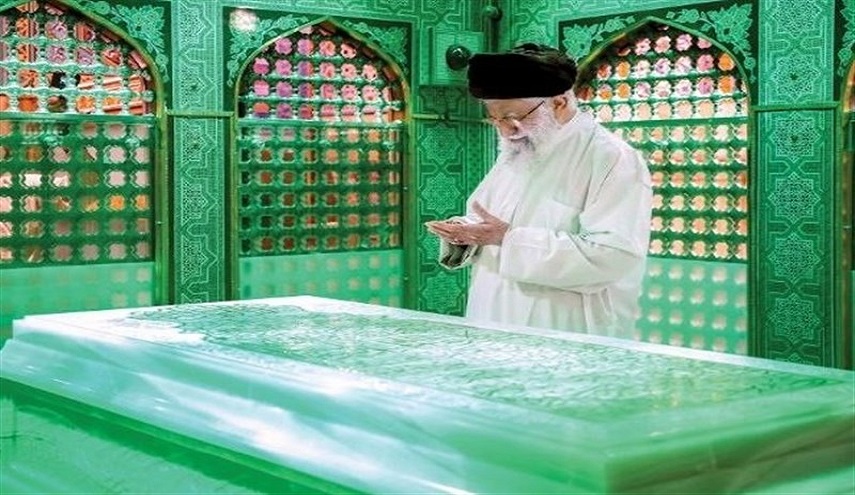  تنظيف ورفع الغبار عن ضريح الإمام الرضا (ع) بحضور قائد الثورة 