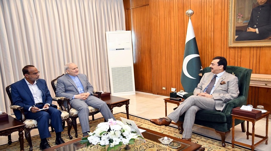 رئيس الوزراء الباكستاني يدعو إلى تعزيز التعاون التجاري مع إيران