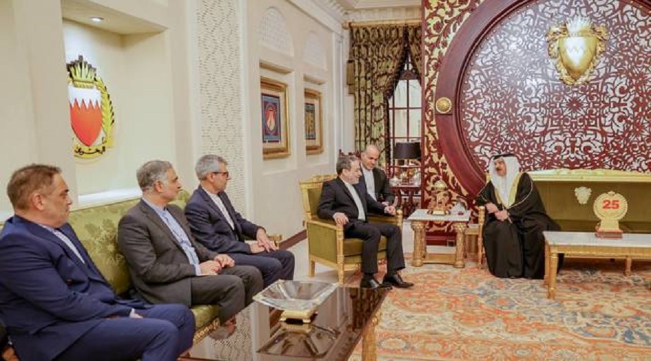 عراقجي يلتقي ملك البحرين ويؤكد على ضرورة وقف جرائم الكيان الصهيوني