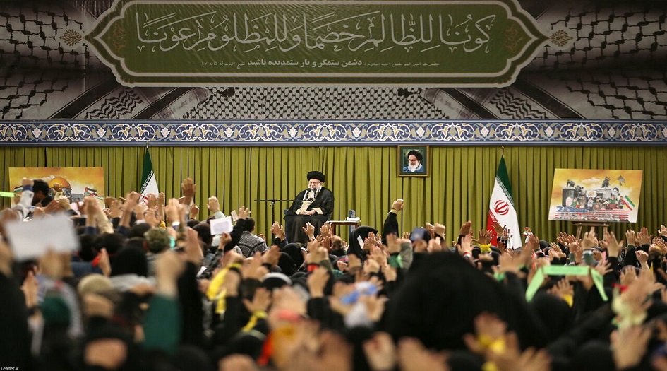 بمناسبة اليوم الوطني لمقارعة الاستكبار... الامام الخامنئي يستقبل حشدا من الطلاب 