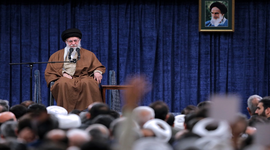  الامام الخامنئي: المتآمر الرئيسي بسورية هو اميركا والصهاينة ودولة جارة لعبت دورا