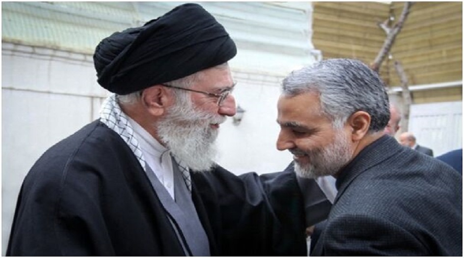 صورة نادرة تجمع الشهيد قاسم سليماني وعائلته مع "الامام الخامنئي" 