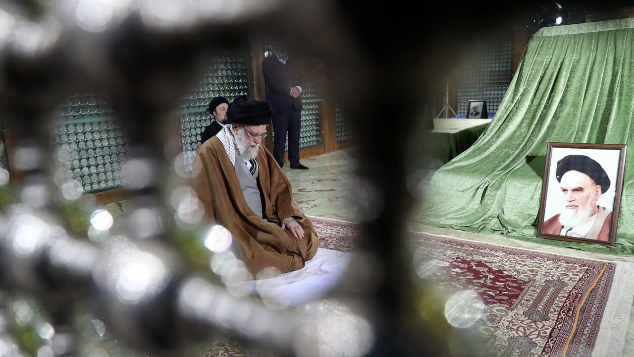حضور رهبر انقلاب در مرقد مطهر امام خميني (ره) و گلزار شهداي تهران