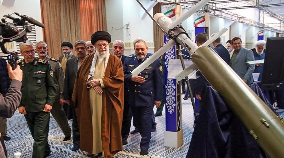 إيران تزيح الستار عن غواصات غير مأهولة تطلق مسيّرات انتحارية