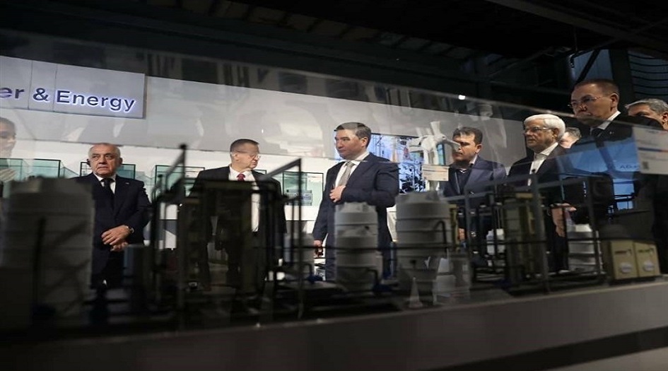  عارف وقادة أربع دول يزورون معرض الإنجازات العلمية في إيران 