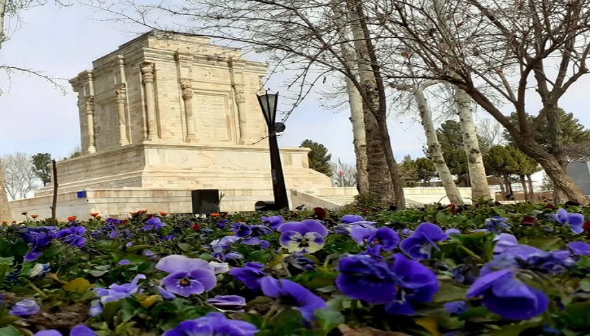 آرامگاه فردوسي ميزبان گردشگران نوروزي