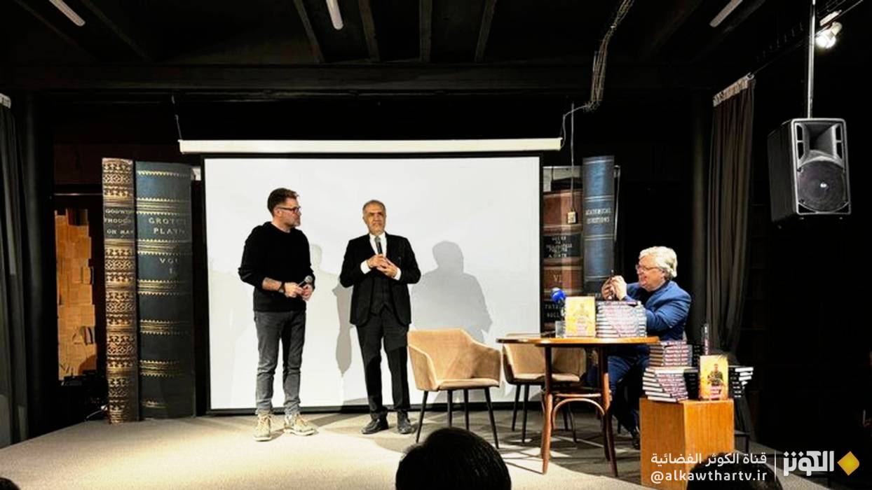 الروائي ألغ روي يقدّم كتابًا عن الشهيد سليماني في موسكو