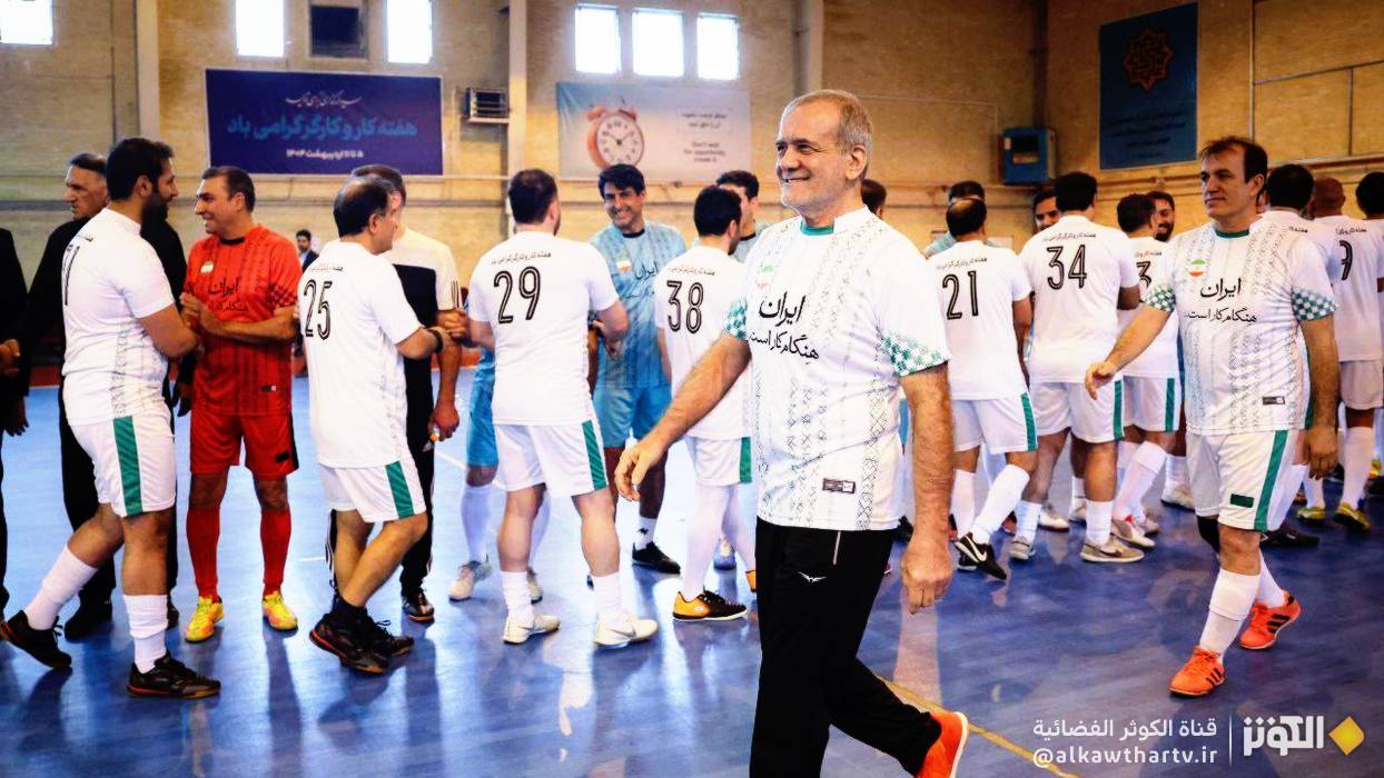 الرئيس الإيراني يشارك في مباراة كرة قدم 