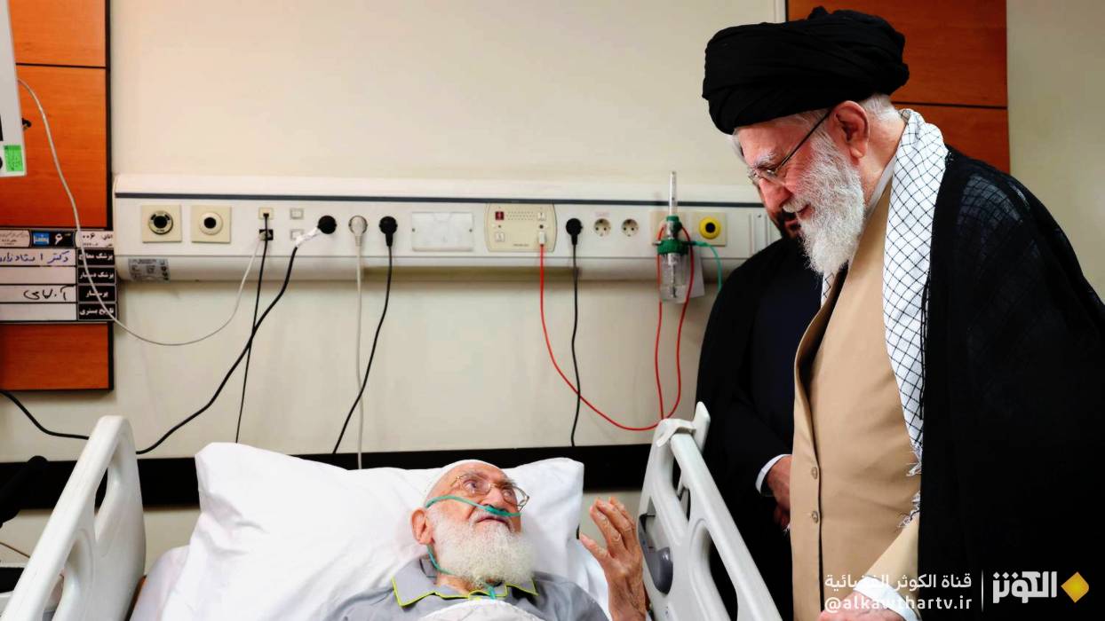 الإمام الخامنئي يزور آية الله نوري همداني لاطمئنان على صحته