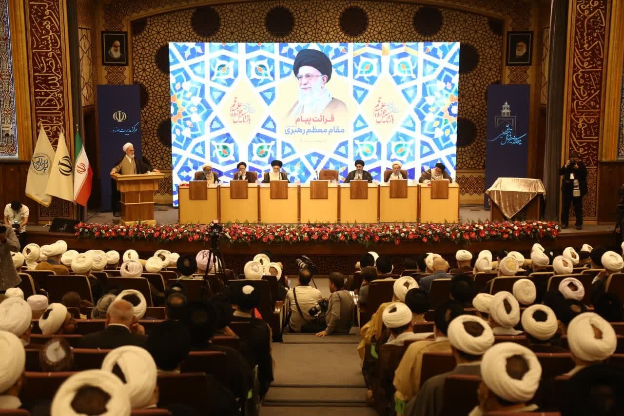 الامام الخامنئي يؤكد على دور الحوزة العلمية الريادي والطليعي