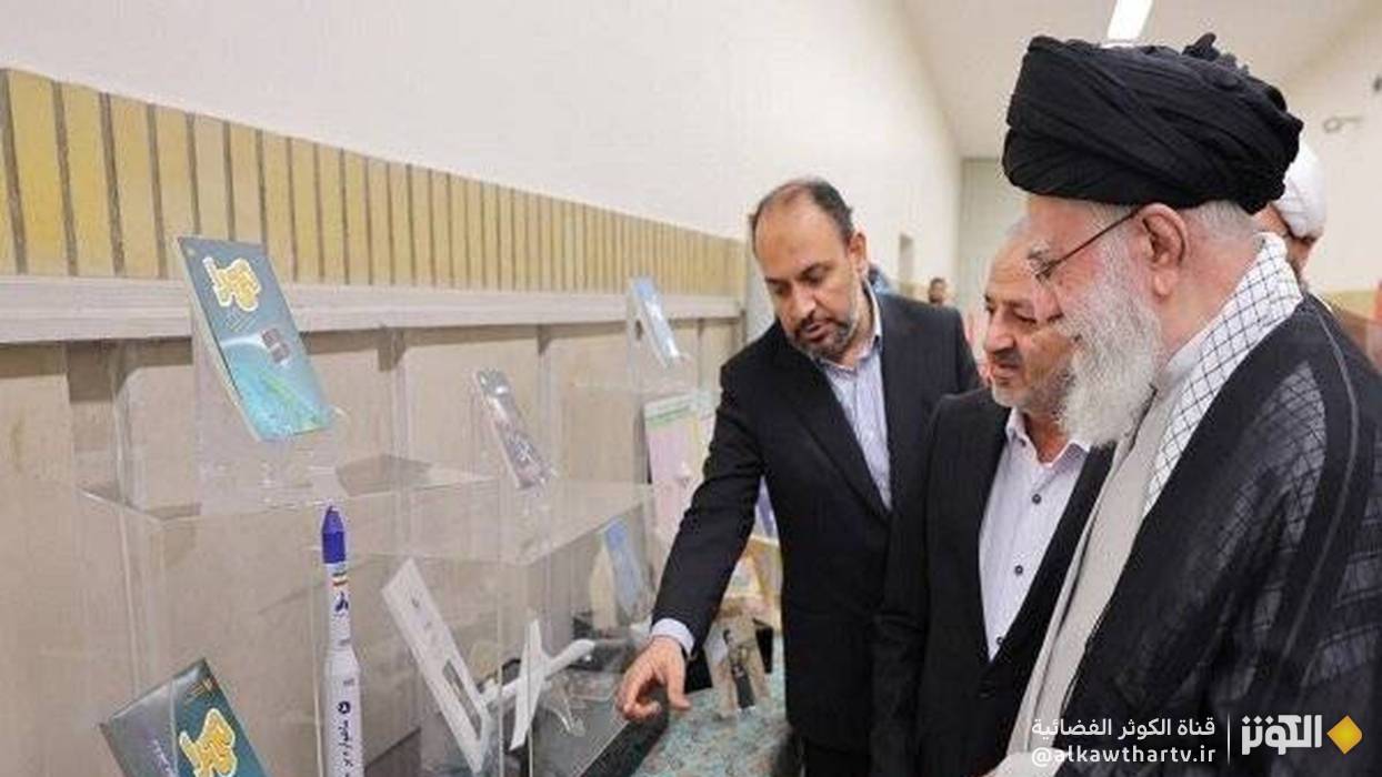 الامام الخامنئي يزور معرض  "معاً من أجل إيران من أجل المدرسة" 