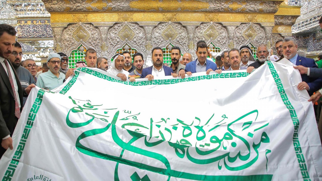 هیئت آستان مقدس علوی، پرچم مبارک غدیر را به آستان قدس رضوی اهدا کرد