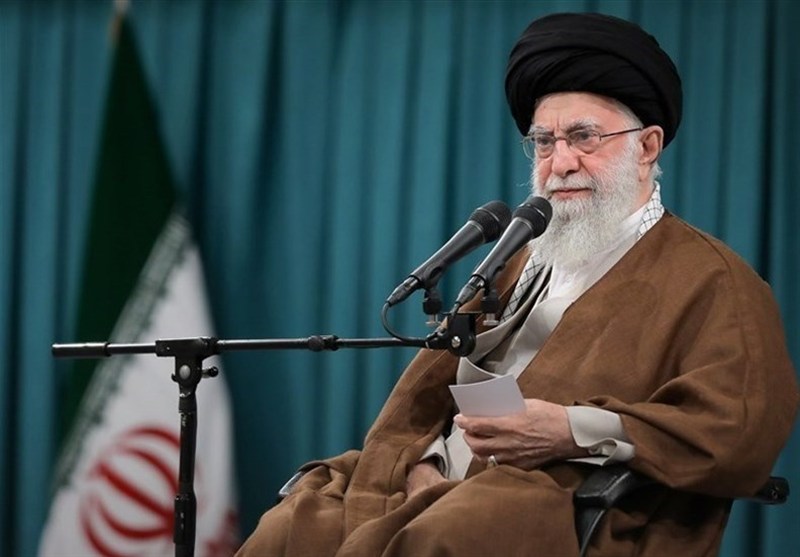  الإمام الخامنئي: الشعب الإيراني لن يستسلم أمام التهديدات وسيواجه السلام المفروض كالحرب المفروضة
