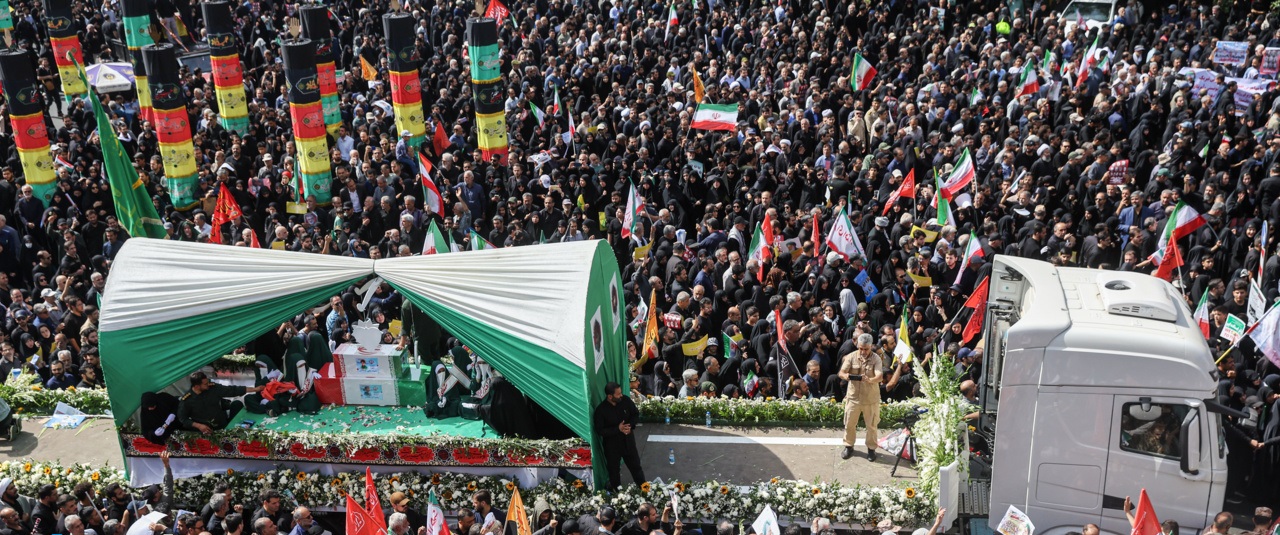 في مراسم تشييع مليونية.. الشعب الايراني يبايع الشهداء
