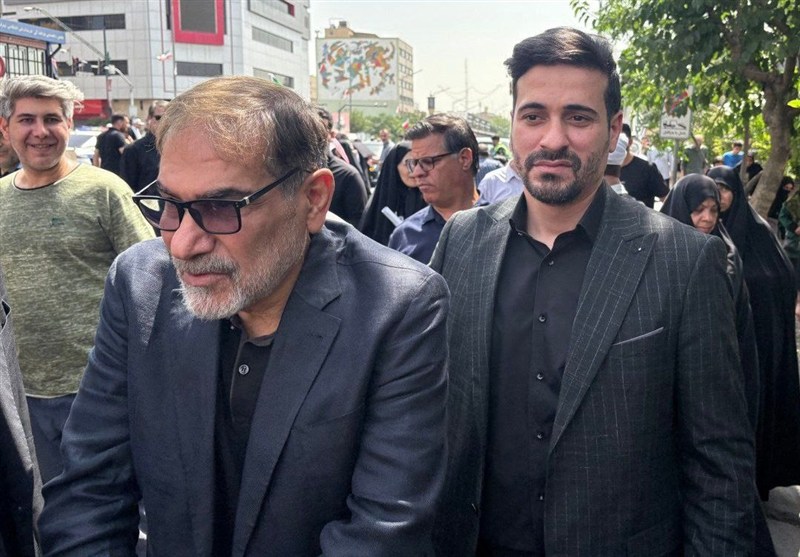 الادميرال شمخاني يشارك في تشييع جثامين شهداء العدوان الصهيوني 