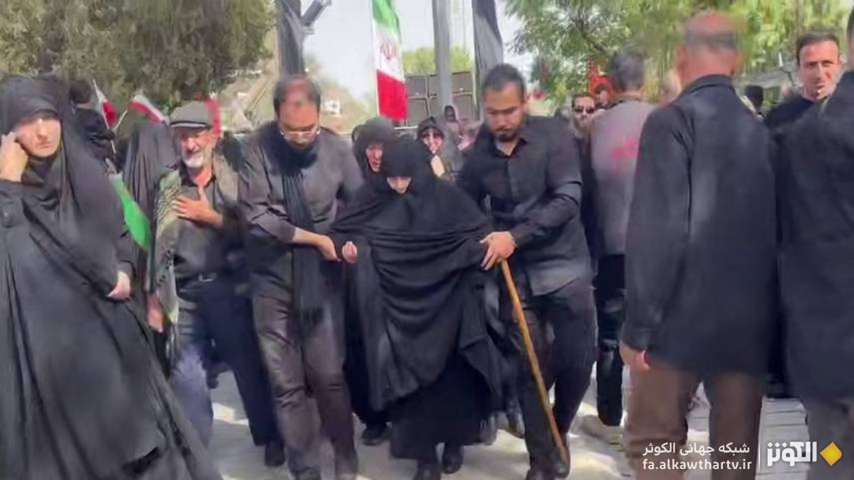 حضور مادر شهيدان محمد و حسن باقري در گلزار شهداي بهشت زهرا