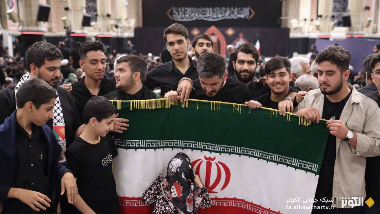 روايت يك عكس؛ تصويري ماندگار از بوسه دختر بچه بر پرچم مقدس ايران