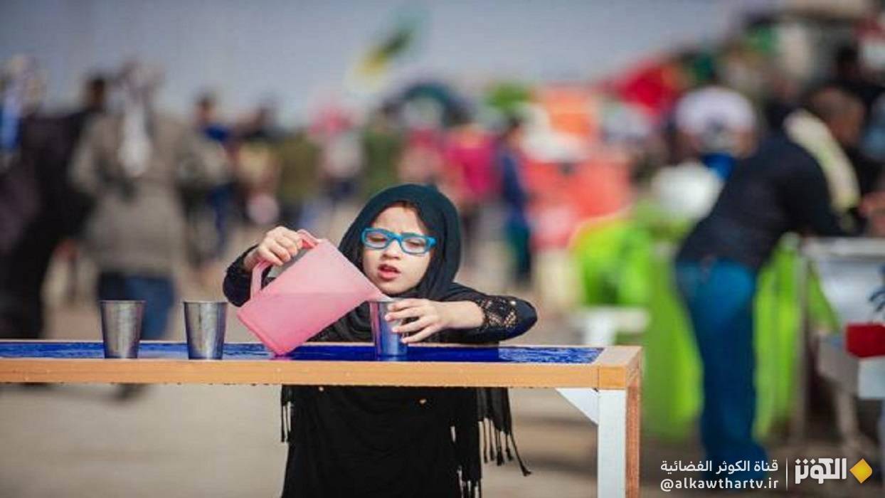  أطفالٌ بعمر الزهور تسابقوا كطيور السّماء في زيارة الأربعين ليقدّموا ما يستطيعون من خَدَماتٍ لزوّار سيّد الشهداء (عليه السلام)