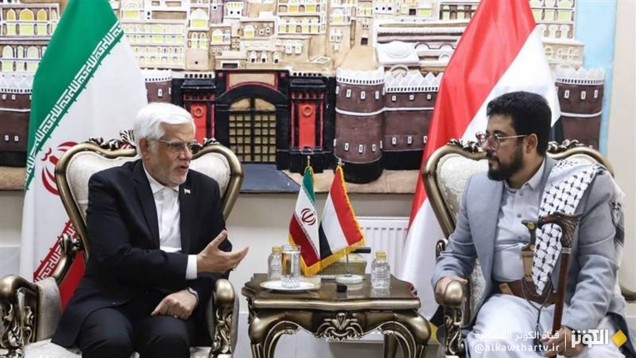 نائب الرئيس الإيراني يزور سفارة اليمن  في طهران لتقديم واجب العزاء