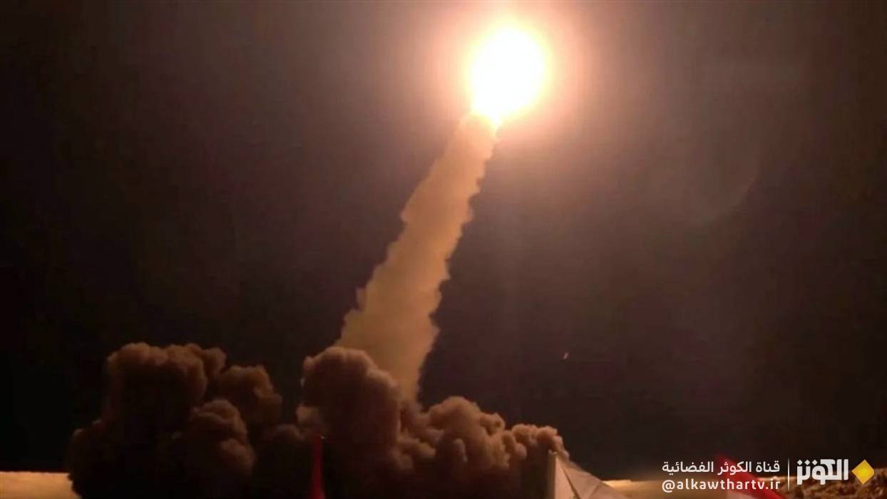  بعدة صواريخ باليستية  .. هجوم يمني على الكيان الصهيوني