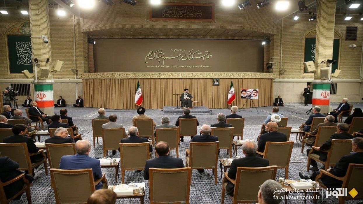 رهبر انقلاب: تبيين قدرت و امكانات كشور وظيفه اصحاب قلم و بيان است