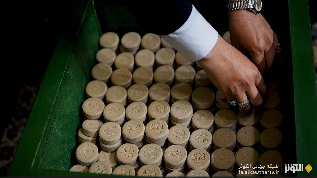 تعویض مهرهای نماز حرم رضوی با تربت مقدس کربلا