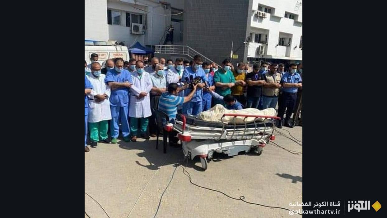 وداعًا للأبطال: صلاة طاقم مستشفى غزة على شهداء الطب في غارات الاحتلال