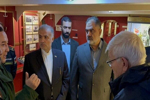 الادميرال ايراني يزور متحفين للبحرية الروسية في سانت بطرسبرغ