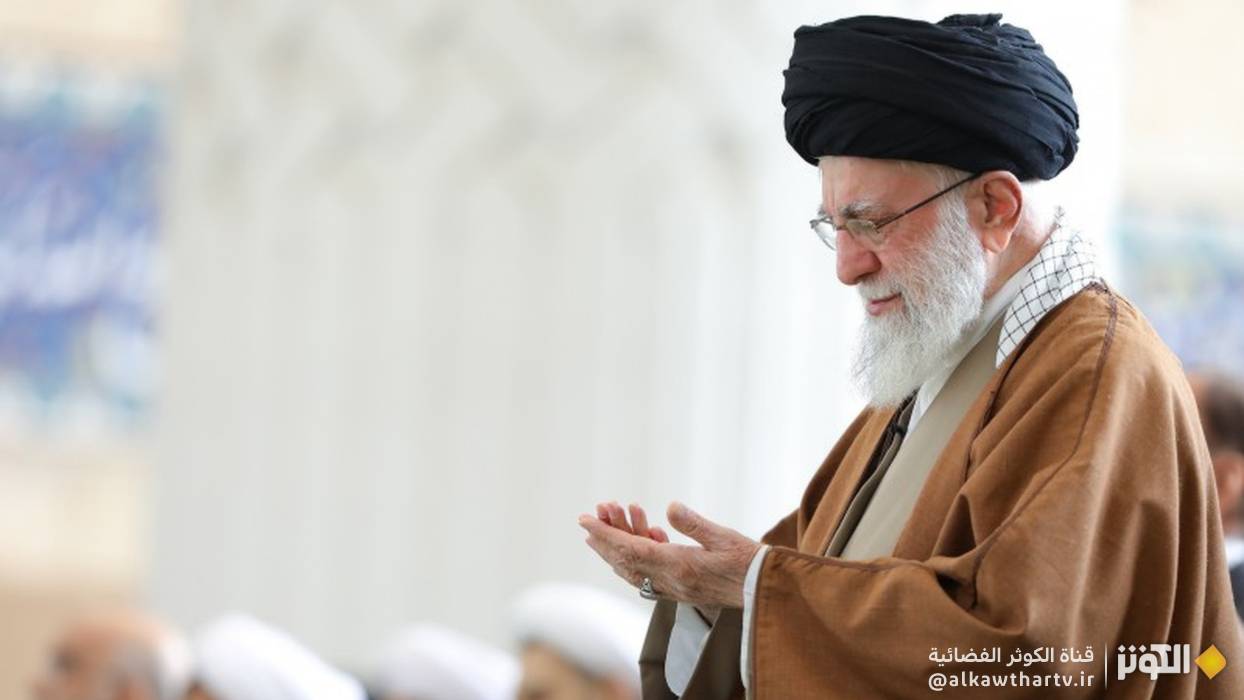 الإمام الخامنئي يؤكد على نشر الصلاة وإقامته كواجب حتمي