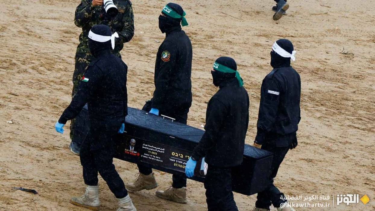  القسام تسلم جثتين إسرائيليتين للصليب الأحمر 
