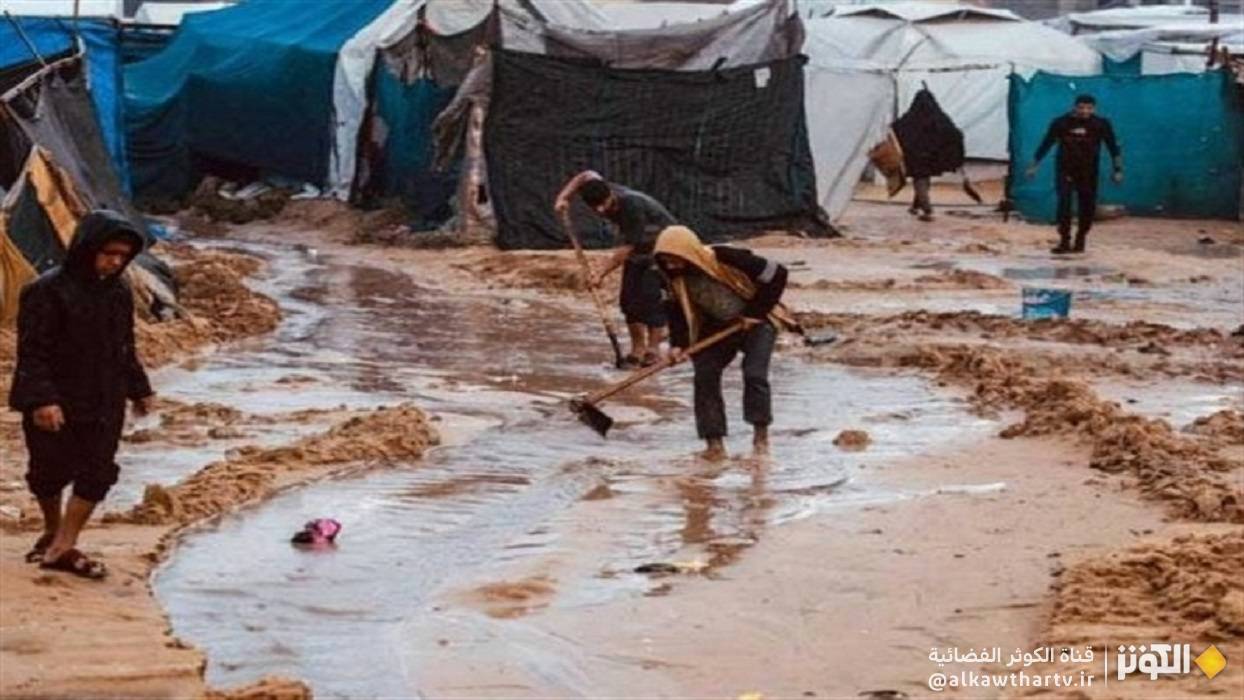 غرق عشرات خيام النازحين الفلسطينيين بمياه الأمطار جنوبي غزة
